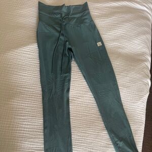 Vuori daily leggings agate green